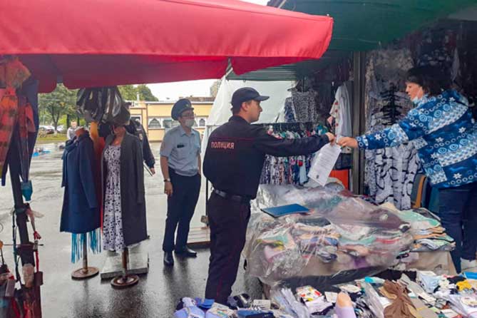 полиция проверяет продавцов на рынке
