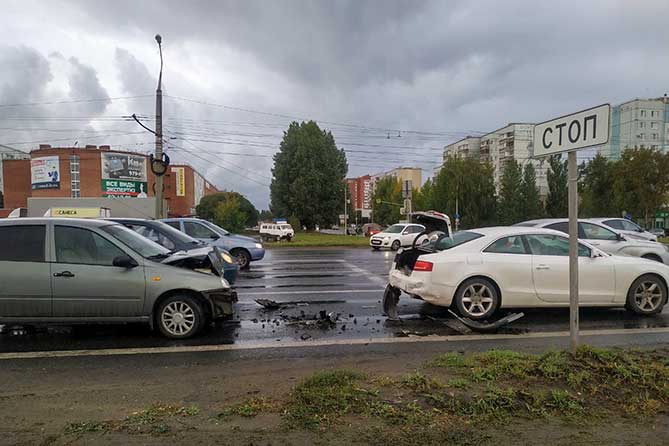 столкнулись два автомобиля