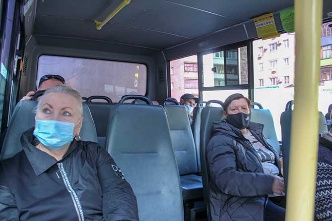 пассажиры автобуса в защитных масках