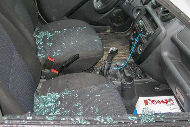 разбитое окно в машине