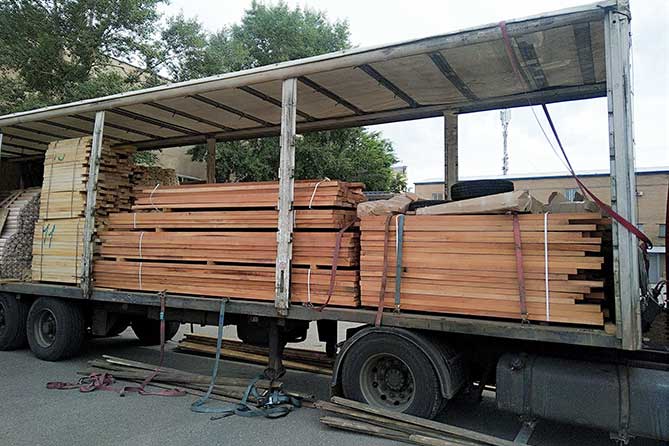 изделия из древесины в грузовике