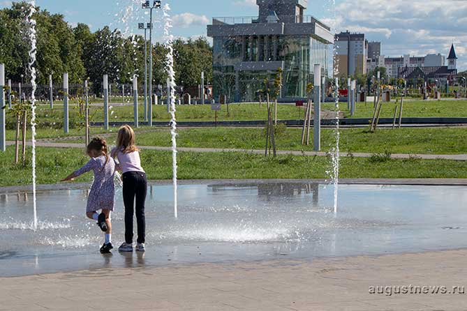 дети играют в сквере 50-летия АВТОВАЗа