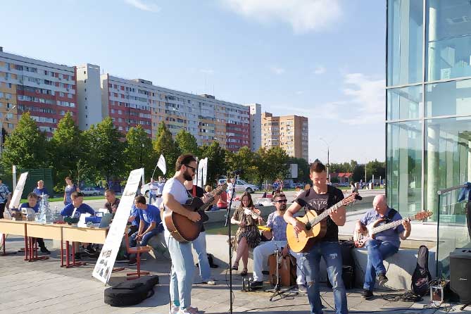 музыканты выступают в сквере в честь 50-летия АВТОВАЗа