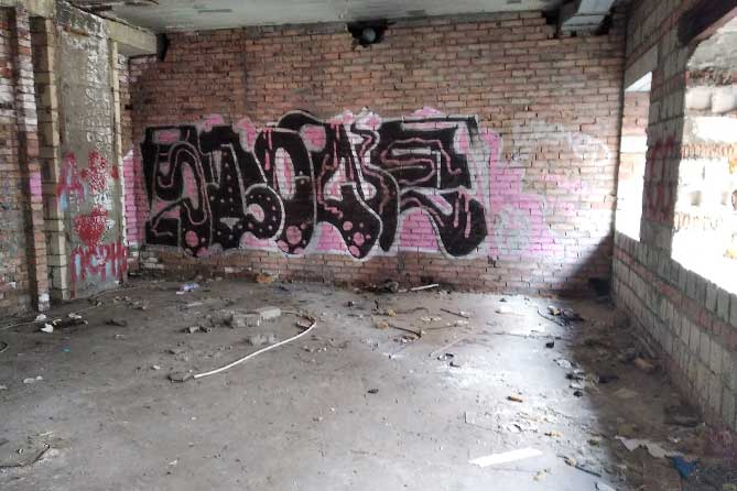 граффити в заброшенном здании на Карла Маркса 66а