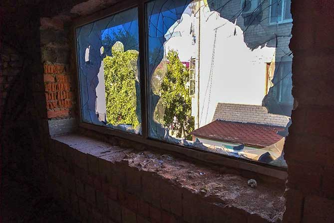 разбитое окно в здании на Карла Маркса 66а