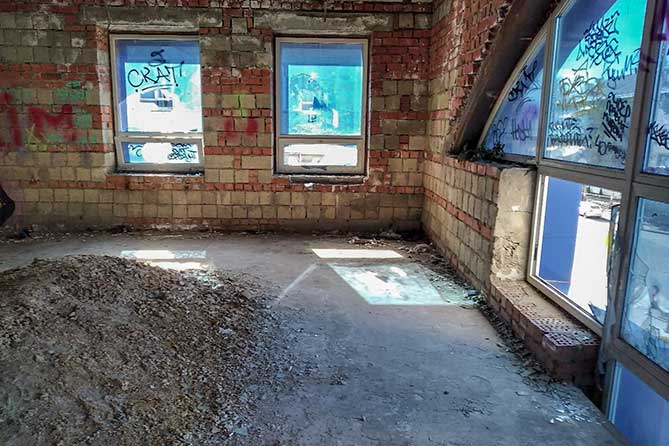 помещение с разбитыми окнами на Карла Маркса 66а