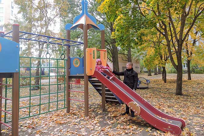 новая детская площадка на Ворошилова 4а