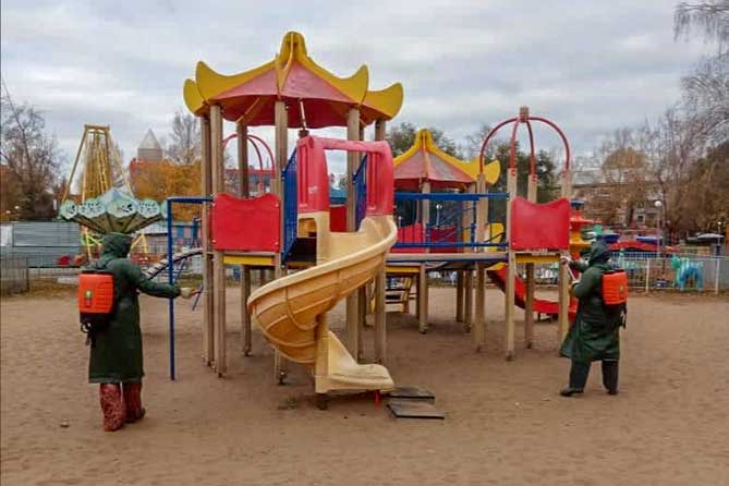 дезинфекция на детской площадке в парке