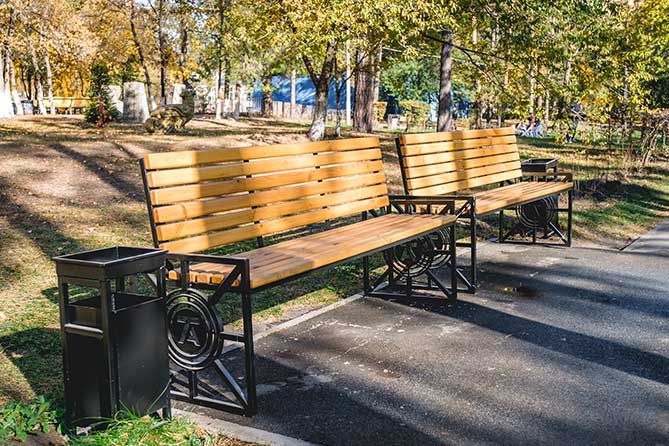 новые скамейки в парке Комсомольского района