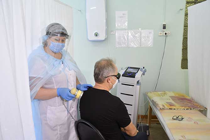 в санатории "Сергиевские минводы" проводят физиопрцедуру пациенту