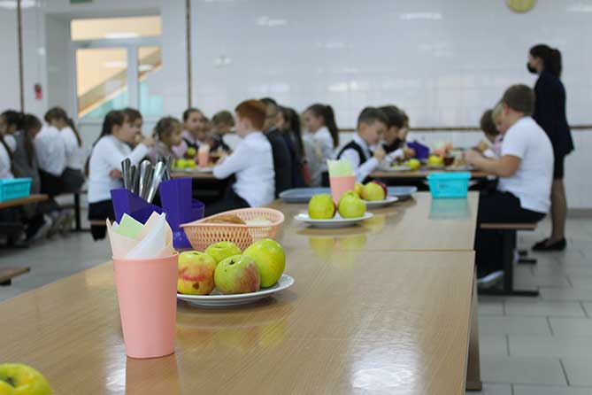 яблоки на столе в школьной столовой