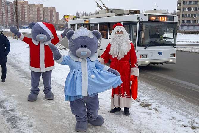 Дед Мороз поздравляет пассажиров на остановке