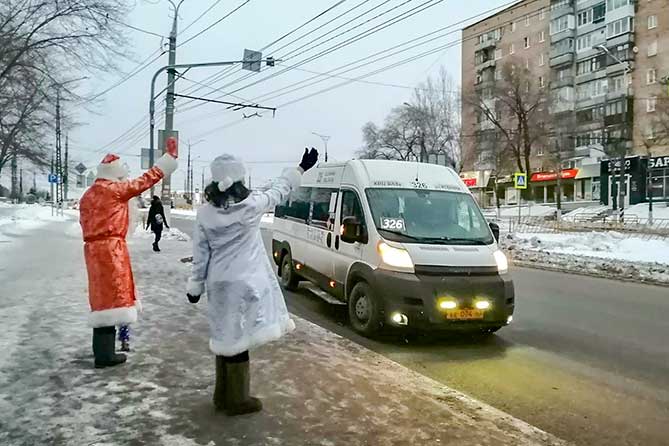 Дед Мороз и Снегурочка поздравляют горожан на остановке