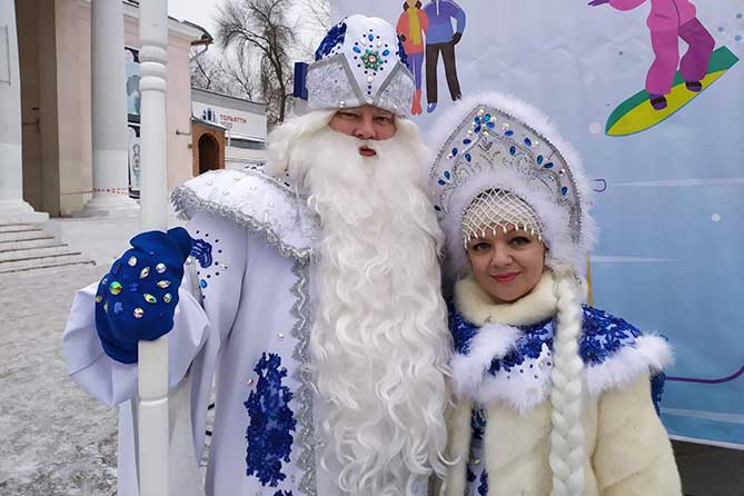 Дед Мороз и Снегурочка у театра кукол