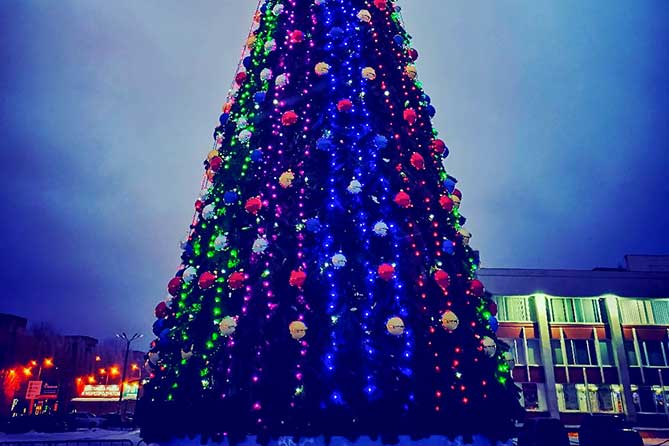 украшенная новогодня елка на Центральной площади
