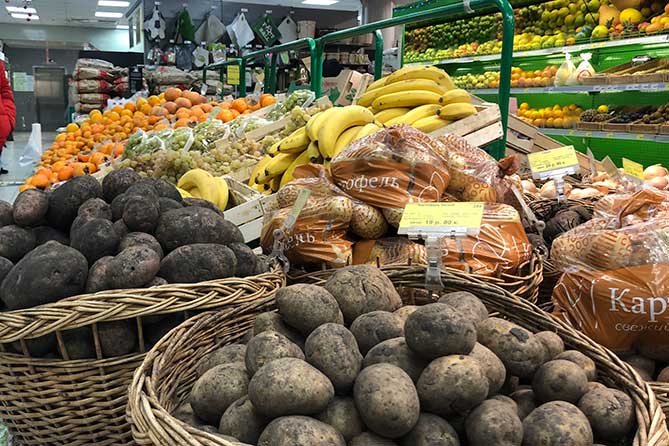 картофель и фрукты в магазине