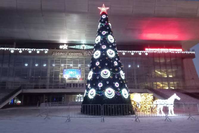 новогодняя елка возле ДС "Волгарь"