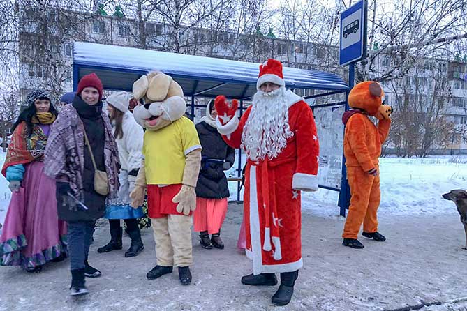 Дед Мороз поздравляет горожан на остановке