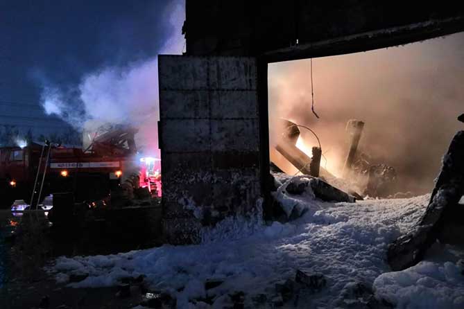 пожарные тушат пожар в селе Узюково