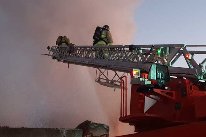 пожарные ликвидуруют пожар в селе Узюково