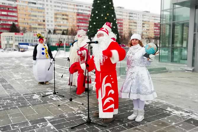 Дед Мороз и Снегурочка в сквере 50-летия АВТОВАЗа