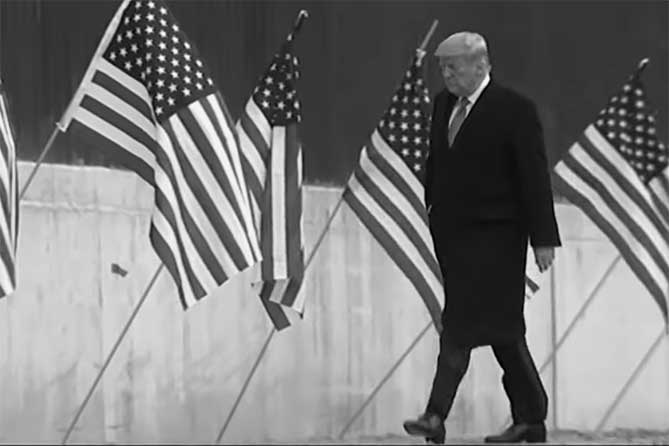трамп на фоне флагов