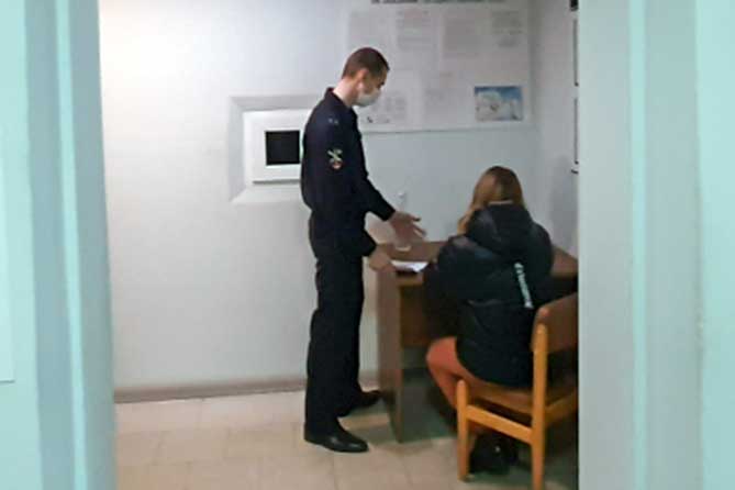 женщина пишет заявление в полицию