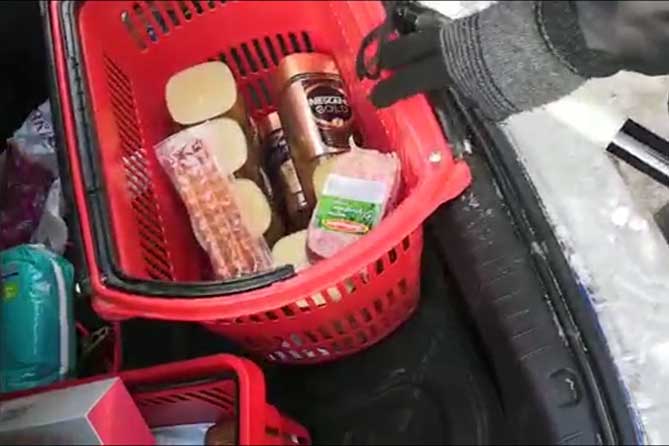 украденные из магазина продукты в багажнике машины