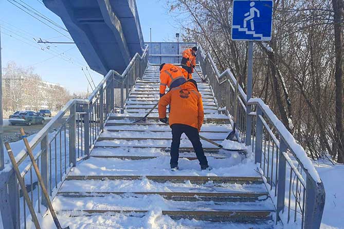 убирают снег