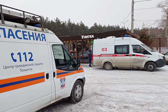 автомобили спасатедей и скорой помощи у памятника Татищеву