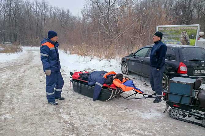 Спасатели оказывают помощь пострадавшей лыжнице