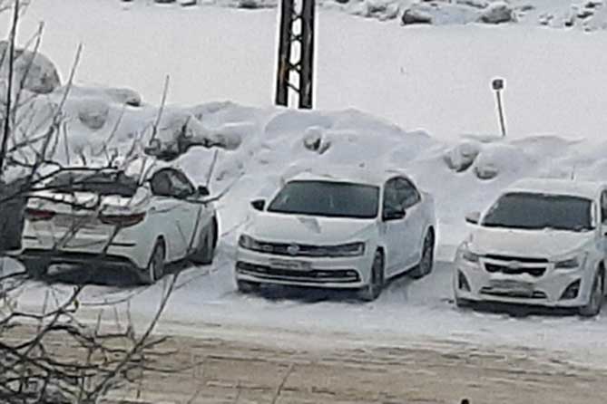 стоят автомобили на снегу