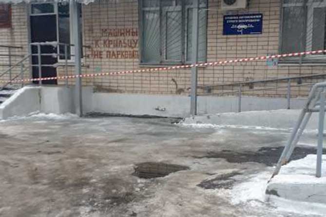 лед возле корпуса больницы