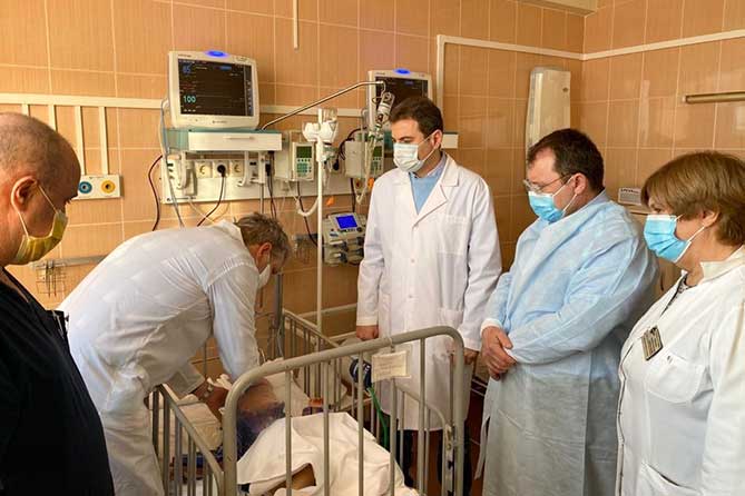 врачи осматривают маленького пациента в больнице
