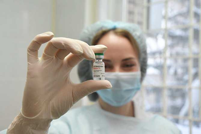 вакцина от коронавируса в руках медсестры
