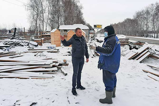 продают доски вдоль дороги