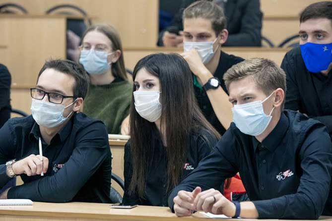 студенты тгу в масках
