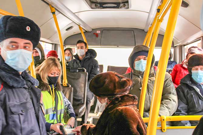 пассажиры автобуса в защитных масках