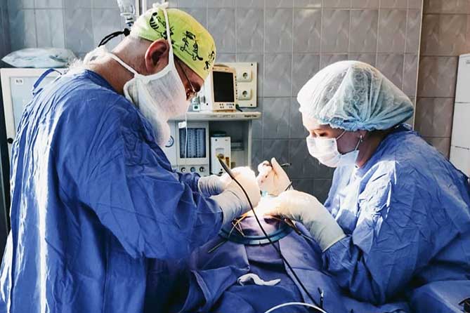 детские хирурги проводят операцию