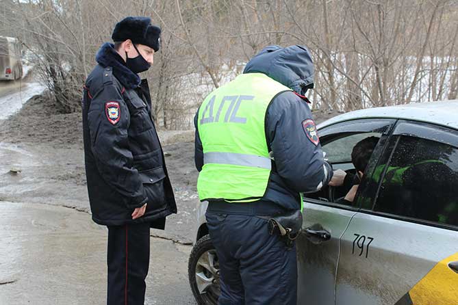 сотрудник ДПС проверяет масочный режим в такси