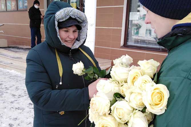 женщине подарили розу на 8 марта