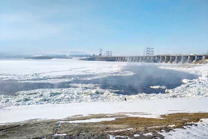 Волга в районе Жигулевской ГЭС в марте