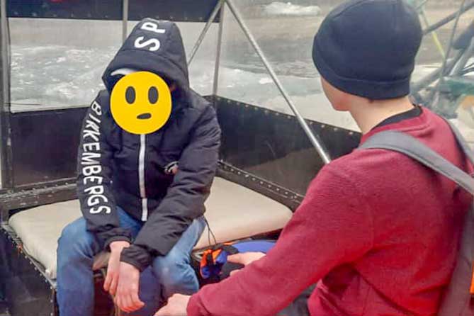 подростков эвакуируют с дрейфующей льдины