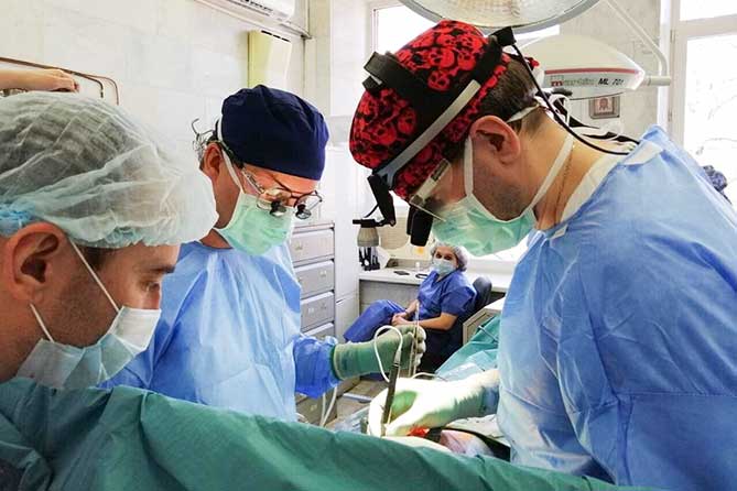 детские кардиохирурги проводят операцию ребенку