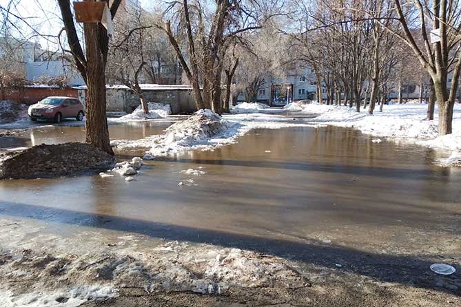 лужа во дворе дома на Московском проспекте 27