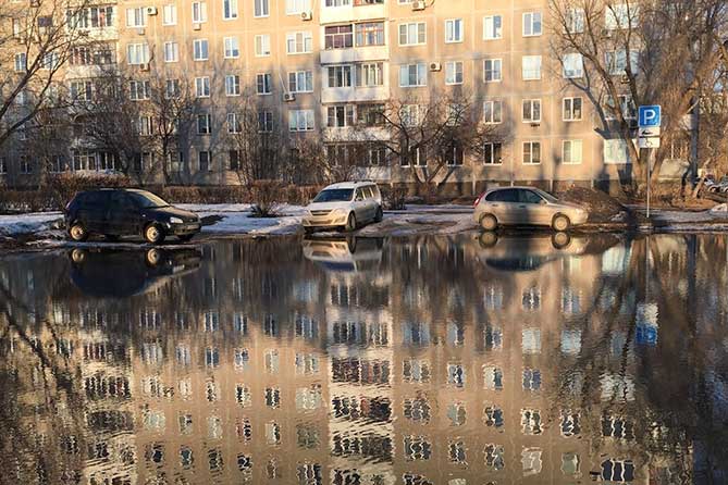 лужа московский проспект дом 27_1 квартал лужа весной возле жилого дома