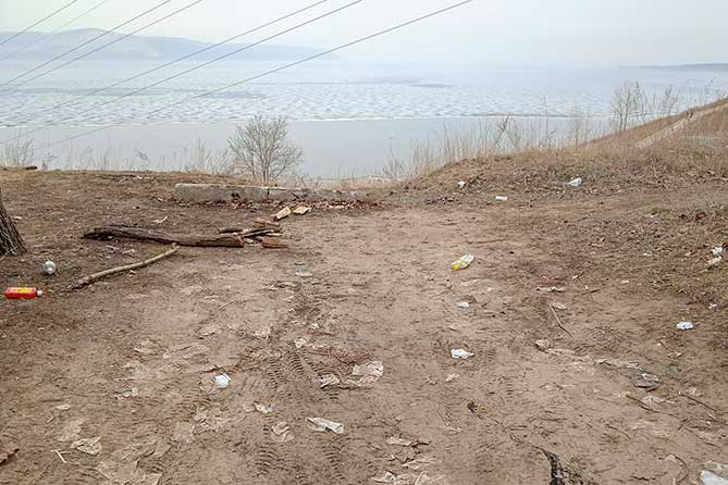 мусор на набережной Комсомольского района весной