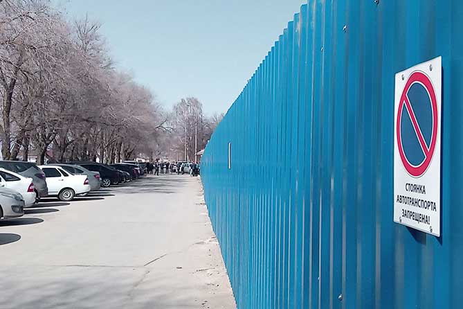 строительный забор на набережной Автозаводского района