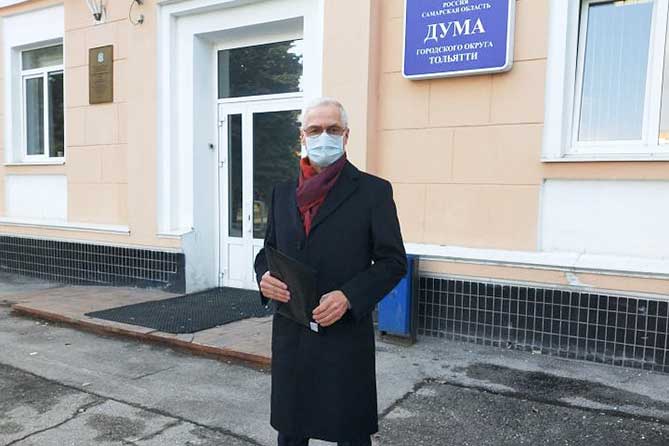 Николай Ренц вступил в борьбу за пост главы Тольятти главный врач больницы 5 возле здания Думы