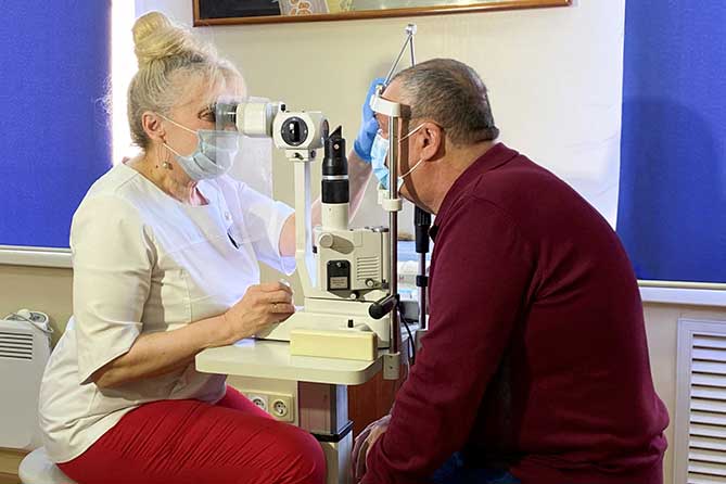 офтальмолог проверяет зрение у мужчины